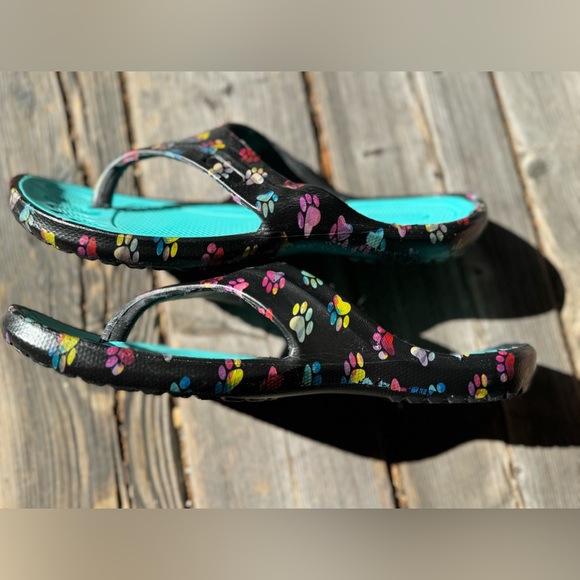 NWOT THE ANIMAL RESCUE SITE STORE Women’s Walking Rainbow Paws Flip Flops  11 - Picture 4 of 7